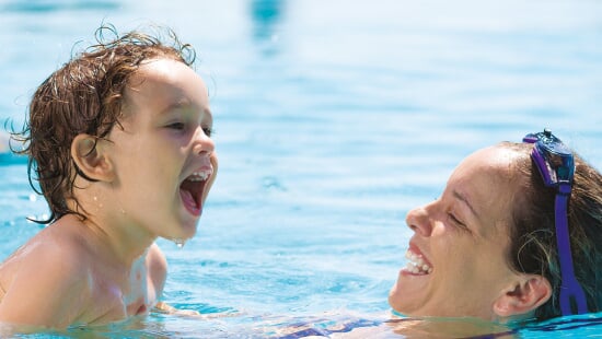 Enfant avec sa maman dans l'eau