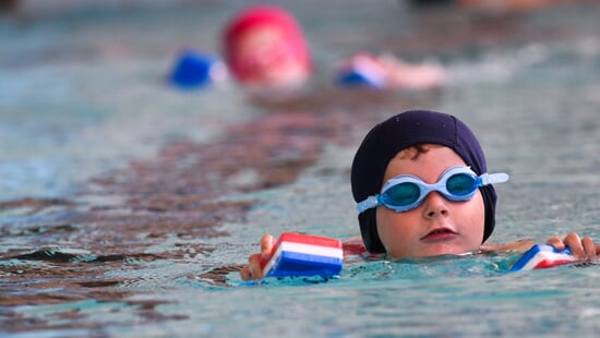 Enfant qui nage pendant une séance d'éveil aquatique