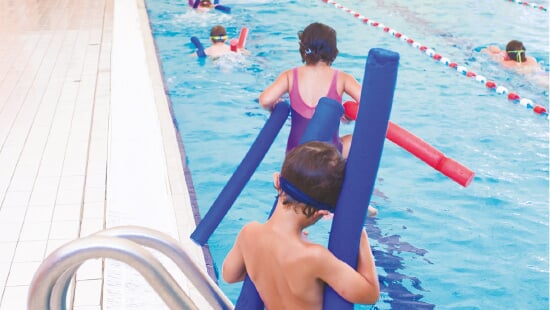 Enfants apprenant à nager