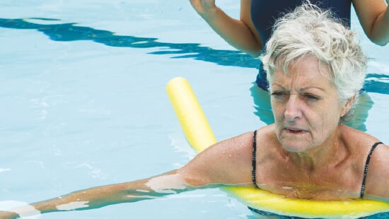 Nageuse pendant une séance d'aquaphobie