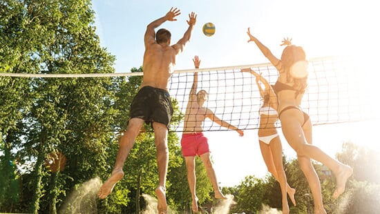 Espaces extérieurs : bassins, jeux aquatiques, terrains de volley, toboggans